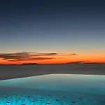 Luxury With Unmatched View And Sea-fall Pool *