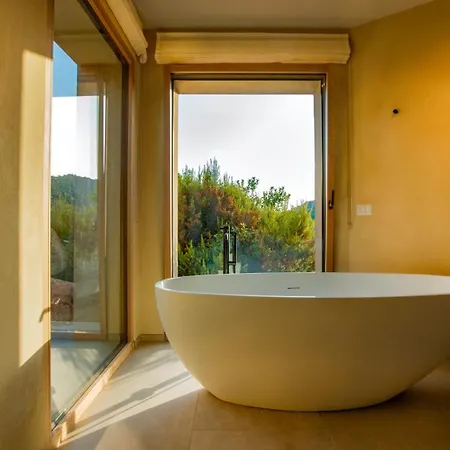 Luxury With Unmatched View And Sea-fall Pool فيلة