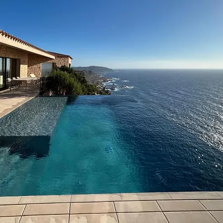 Luxury With Unmatched View And Sea-fall Pool فيلة *