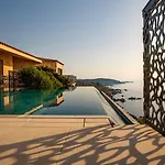 Luxury With Unmatched View And Sea-fall Pool *